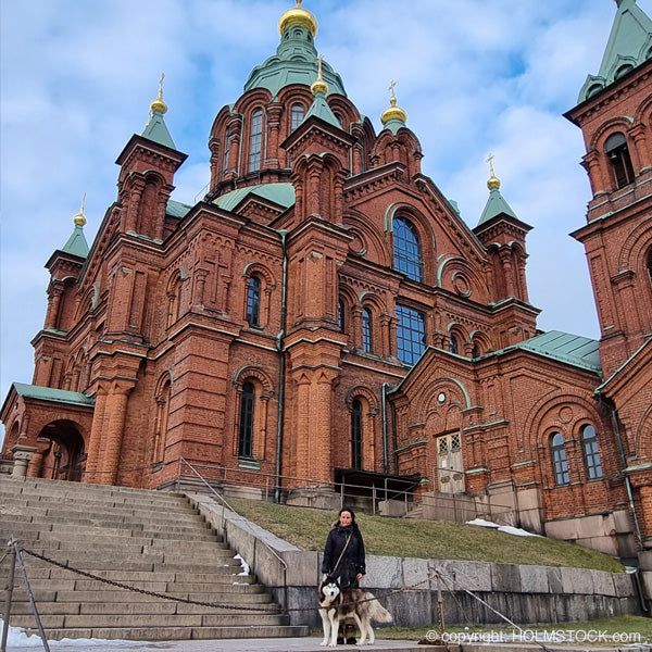 Helsinki Finland, Uspenski Kathedraal met Linda van Holmstock Travel tijdens de rondreis Baltische Staten studiereis. Holmstock Travel steekt heel veel tijd en moeite in onderzoek zodat dat kwaliteit van de reizen optimaal is en zodat we first-hand informatie kunnen delen met onze klanten.