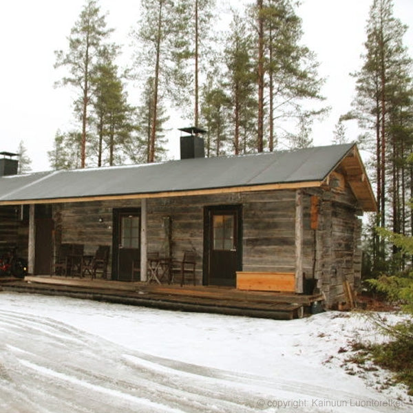 Log cabin vakantie verblijf in Hossa Kainuun Finland. Eenvoudige loghouse locatie aan het meer en dicht bij de natuur. Verblijf in een traditionele hut tijdens uw reis naar Finland. Boek je verblijf bij reisbureau Holmstock Travel.