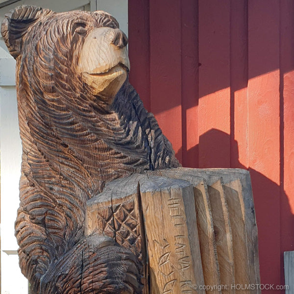 Bruine beren als motief van houtsnijwerk in klein en groot formaat. Dat zie je het meest in Finland.