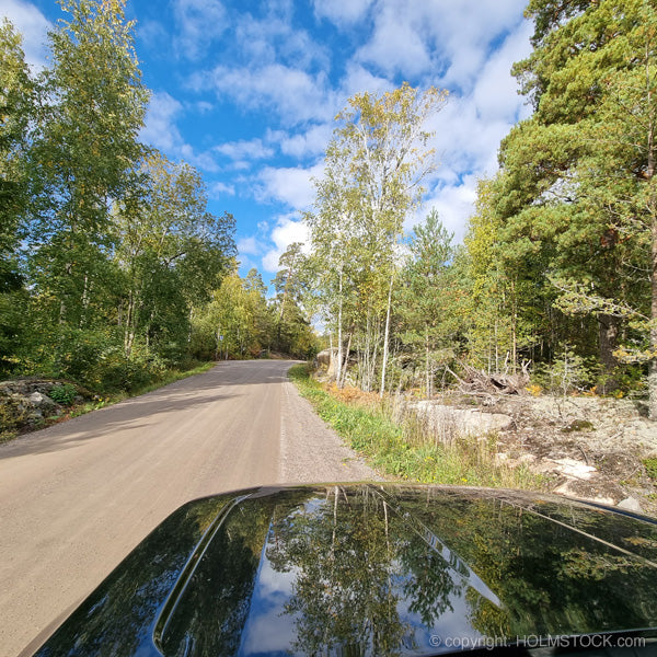 Veel wegen in Finland zijn onverhard. Een combinatie van grind, zand en of modder. Fikse gaten horen daarbij. Let vooral goed op als het nat is.