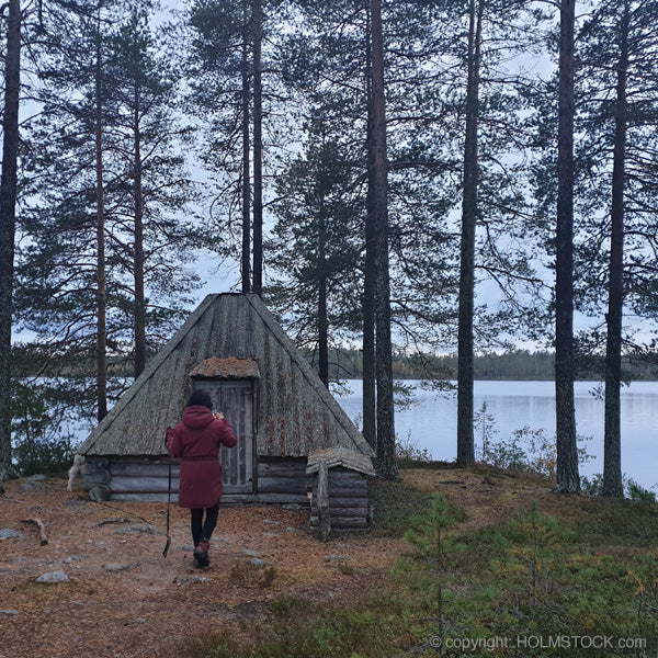 In de bossen en natuurparken van Finland staan vaak shelters en grillhutten. Kota of grillkota. Ook te vinden in Hossa Kainuun. Outdoor cooking aan het meer.