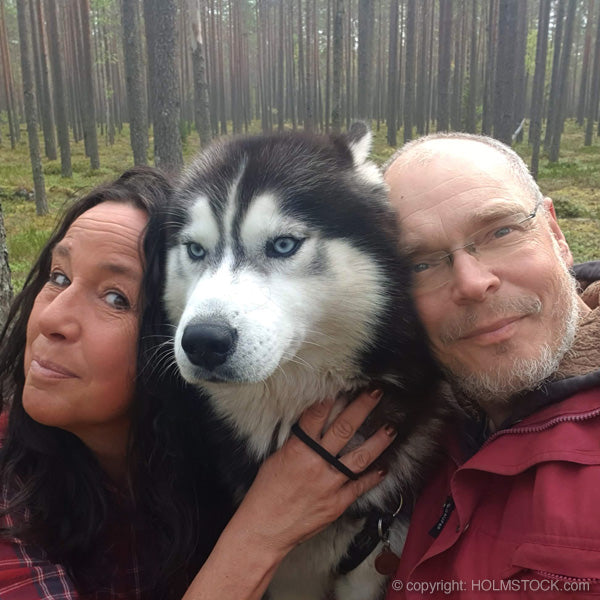 Team Holmstock in Finland op de foto. Heerlijk in de finse bossen wandelen.