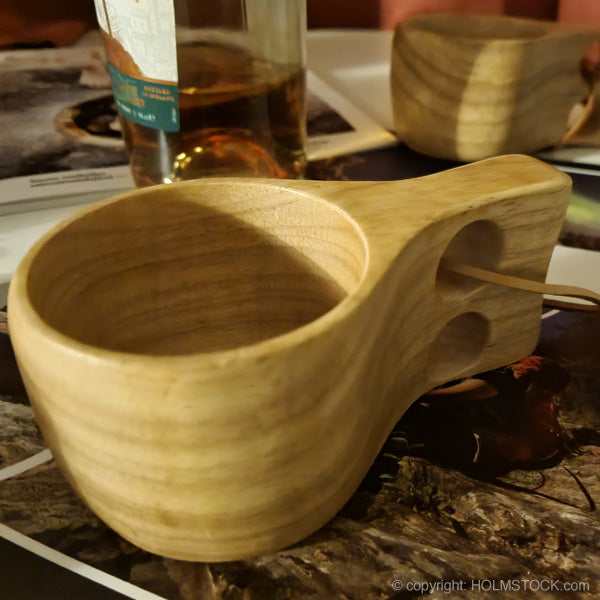 Outdoor hiking in de finse bossen, heerlijk pauze maken en een slokje nemen uit je kuksa. Dat is genieten in Finland. Neem de gelegenheid om je eigen vuurtje te maken, outdoor cooking of gewoon spontaan een bbq op het open vuur. In Scandinavië mag dat. Reis mee met reisbureau Holmstock Travel en ontdek Scandinavië.