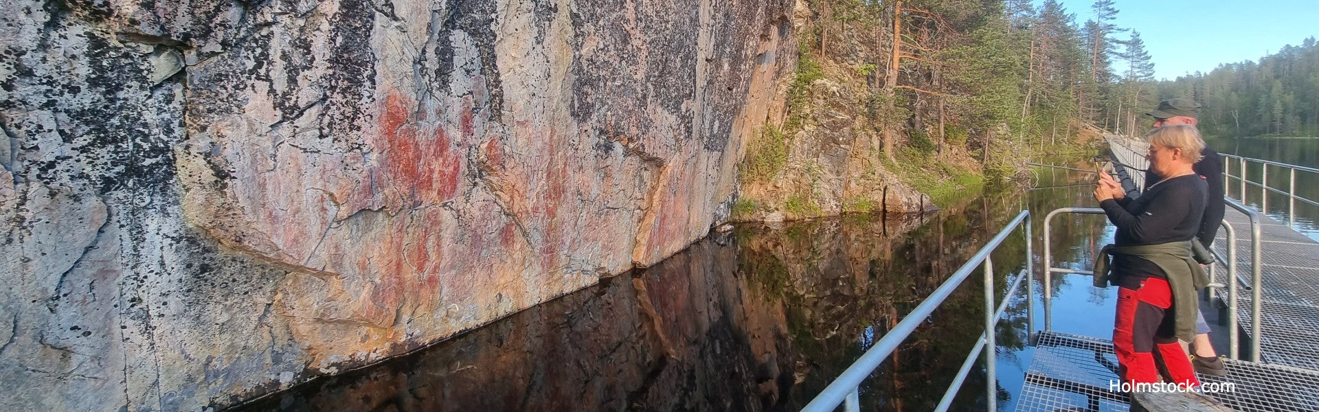 De rotsschilderingen in Hossa Värikallio zijn uniek in Finland. Deze rotsen zijn uitsluitend vanaf het water te bezichtigen. U loopt over een stalen ponton om de plek te bereiken. Reisbureau Holmstock Travel neemt u graag mee naar deze hele speciale plek in Hossa Finland.