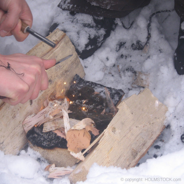Voor maken in het arctisch gebied - cursus vuur maken en survival - husky experience tour met siberische huskies. Boek je winter avontuur bij reisbureau Holmstock Travel