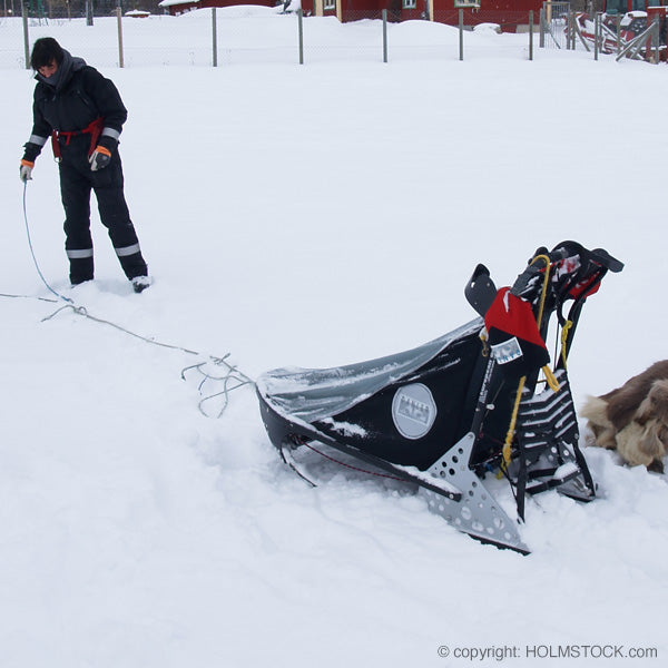 Hondenslede bij het inspannen van de huskies tijdens een sledehonden excursie in Lapland. Reisbureau Holmstock Travel biedt deze reizen aan baserend op eigen ervaringen met zowel de Husky alsook de sledenhonden activiteiten.