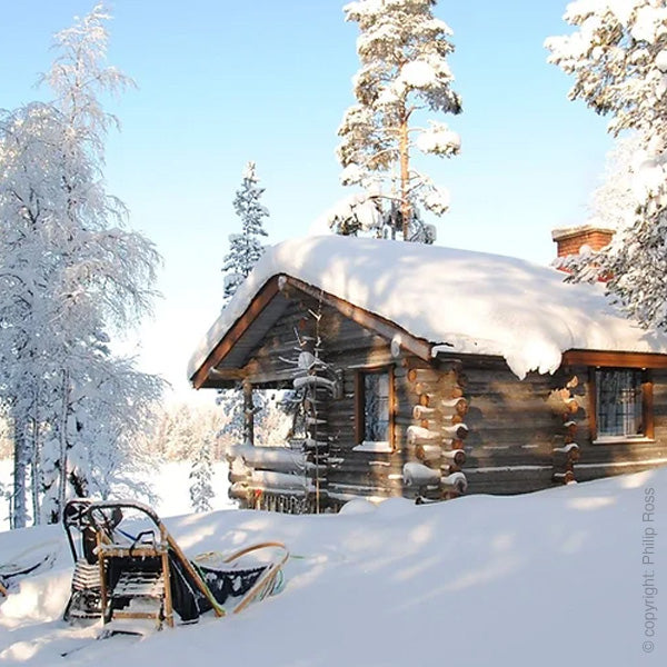 Log house overnight stay tijdens de huskysafari hondensledetocht in Fins Lapland. Boek je winter avontuur bij Holmstock Travel reisbureau