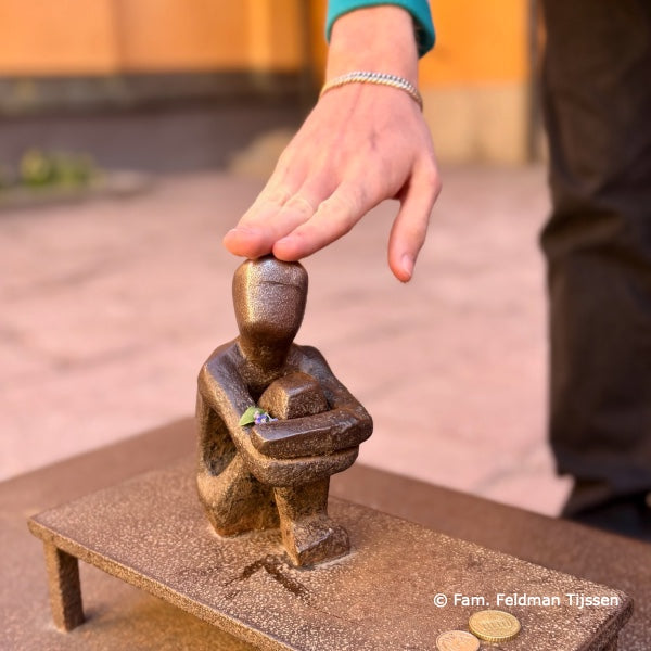 De 15cm kleine Järn Pojke van Liss Eriksson in Gamla Stan Stockholm, dicht bij het paleis van de koning van Zweden. Wij hebben hem gevonden, jij ook? Hij brengt geluk.