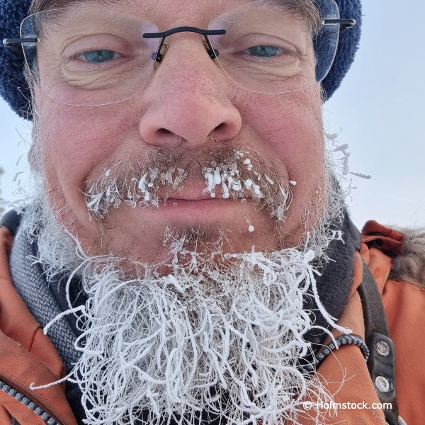 Reisgids voor winterreizen Lapland Patrick met een bevroren baard bij minus 25 graden in Noors Lapland.
