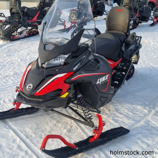 Sneeuwscooter tochten in Zweden, Noorwegen en Finland. Holmstock Travel is specialist op sneeuwscooter vakanties met bijzondere tochten, verblijf in de winterse tipi in de natuur, outdoor cooking, en noorderlicht avontuur. Veelal gebruiken we de Lynx sneeuwscooter voor deze excursies.