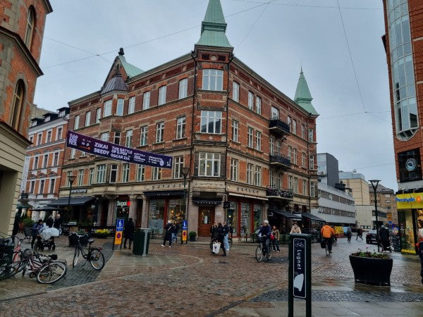 Malmö centrum. Het gezellige Malmö nodigt uit om te winkelen, je eerste boodschappen in Zweden te doen en heerlijk te eten bij een van de vele restaurants. Ook zijn er hier hond-vriendelijke restaurants te vinden. In Malmö zijn er prima hotels zowel in het centrum als net erbuiten.
