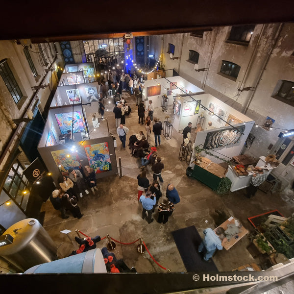Overzicht van de expositie op de begane grond. THE ART EXPERIENCE in de Metaal Kathedraal Utrecht ter gelegenheid van de lancering van Lourens Magazine herfst/winter 2025.
Holmstock Travel adverteert in Lourens Magazine met een hele pagina met het onderwerp Noorderlicht reizen naar Zweden, Noorwegen en Finland.