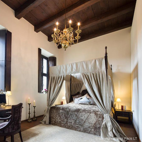 Op vakantie slapen in een hemelbed in het prachtige resort Monte Pacis in Litauen. Hoe romantisch een kastelen rondreis kan zijn, dat ervaar je op deze fraaie reis met Holmstock Travel. Dé specialist als het gaat om romantische reizen. Ook te boeken als huwelijksreis.