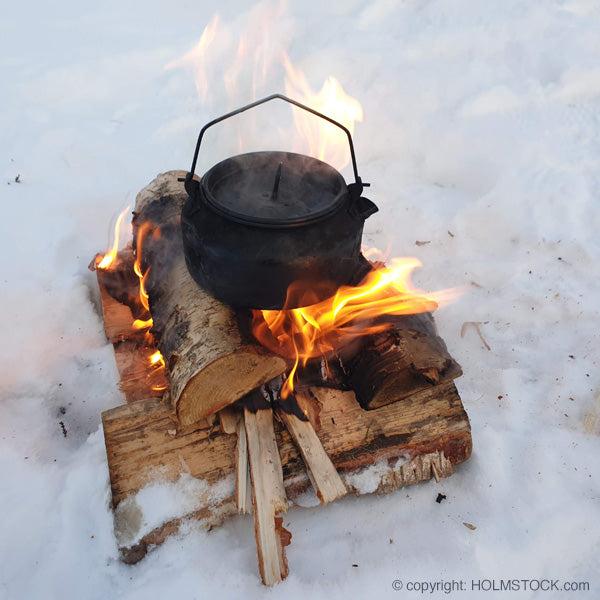 Noorderlicht reizen en winter vakantie reizen naar Scandinavië zijn altijd een prima gelegenheid om op open vuur outdoor te koken. Voor een kleine fika pauze koffie koken, een pannekoek bakken of een worstje grillen overdag en in de namiddag een heerlijke maaltijd met lokale ingredienten koken in de dutch oven of op de bakplaat. Geniet van uw vakantie in het hoge noorden.