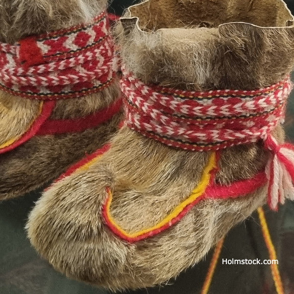 Welke schoenen moet ik dragen in de arctische winter in Lapland bij een Noorderlichtsafari? De Nutukas van de Saami zien er fraai uit, maar voor een vakantieganger is dit niet afdoende.