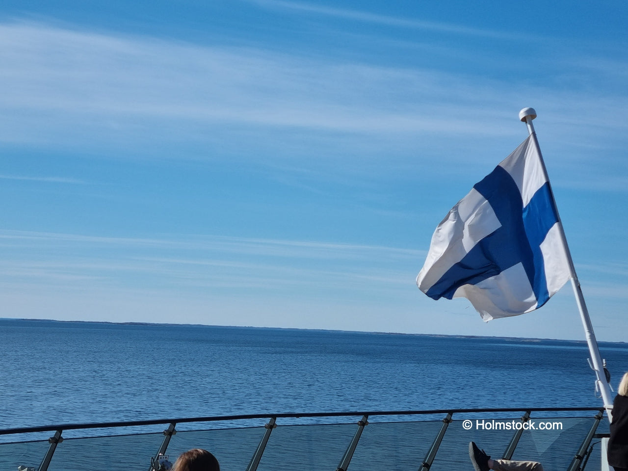 Finse vlag op de ferry naar Finland. Reisbureau voor reizen naar Finland - Holmstock Travel - onderweg