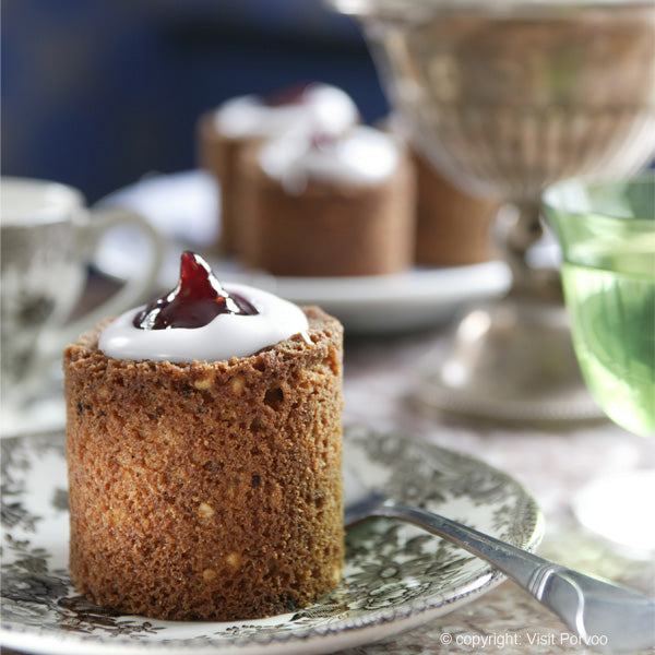 Runeberg torttu gemaakt voor de dichter Johan Ludvig Runeberg - een finse nationale delicatesse die je in veel bakkerijen en supermarkten in finland gaat tegenkomen. Geniet ervan met een finse kop koffie of thee.