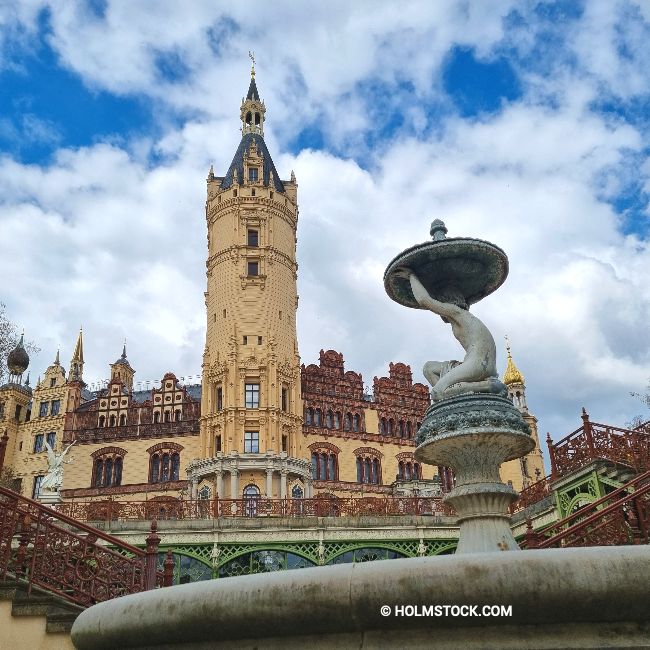 Beeldentuin en Orangerie van kasteel Schwerin en de fraaie toren van het kasteel. Vakantie in Duitsland met reisbureau Holmstock Travel.