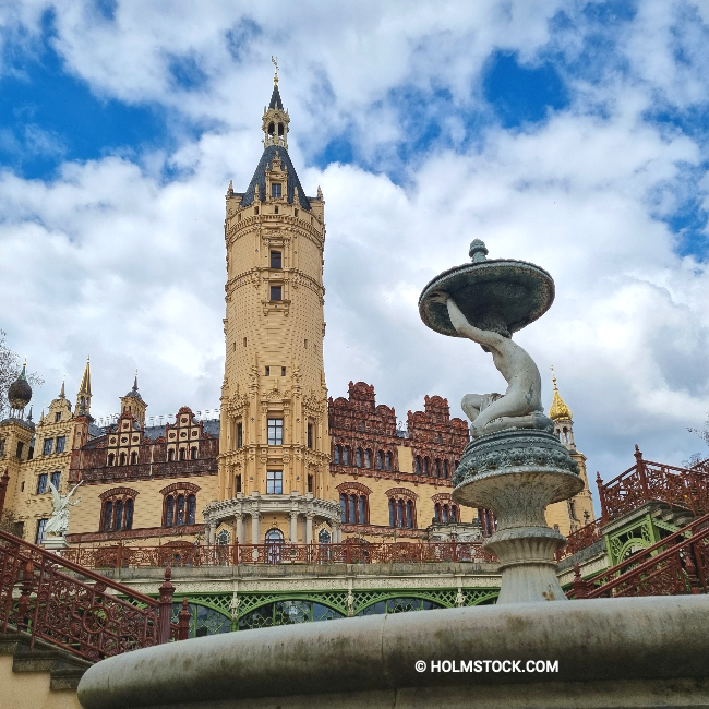 Beeldentuin en Orangerie van kasteel Schwerin en de fraaie toren van het kasteel.