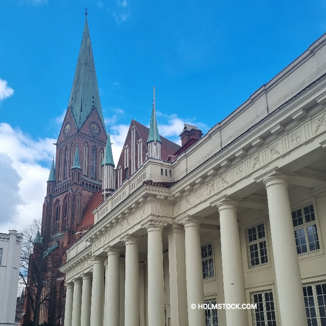 Schwerin - Stad in de voormalige DDR zone. Een centrum van cultuur met o.a. het Mecklenburgische staatstheater.