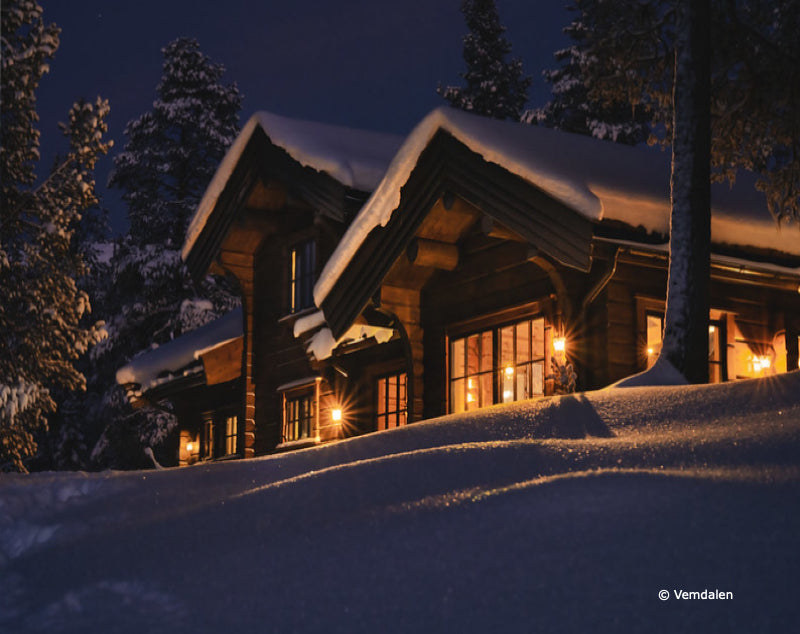 Gezelligheid in een loghouse in Zweden bij kaarslicht of aan de open haard, na een heerlijk saunabad dat in de winter extra goed doet. Een knusse en gezonde ervaring, perfect voor ontspanning tijdens uw skivakantie of wintervakantie in Zweden.