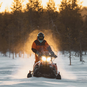 Actieve winter vakantie met snowmobile safari door het winterse finse lapland bij Rovaniemi.