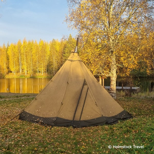 2100 nights in a Tentipi CP9 Safir in Finland, close to Kajaani in Autumn. Outdoor specialist Holmstock Travel is professional travel partner for leasure and business.
