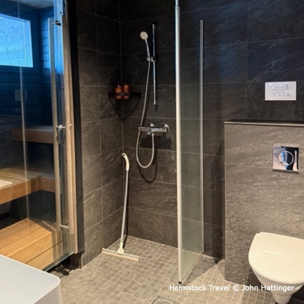 Appartement huren van top kwaliteit. Schoon, netjes en rustig gelegen. Dat is Kurula's in Pyhä. Foto van badkamer met private sauna. Holmstock Travel reisbureau specialist voor Finland reizen.