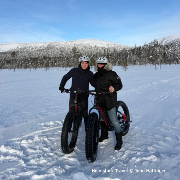 Vader-Zoon experience en fatbike tour in Pyhä Finland. Heerlijk fietsen met een electrisch ondersteunde fatbike over de bevroren meren en door de winterse arctische bossen van Finland. Holmstock Travel reisspecialist Fins Lapland.