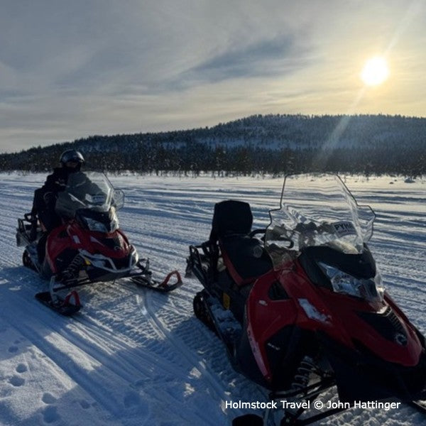 Sneeuwmobiel excursie foto van een tevreden klant die naar Pyhä Finland reisde. Vader-zoon vakantie. Prachtige herinneringen. Holmstock Travel reisbureau.