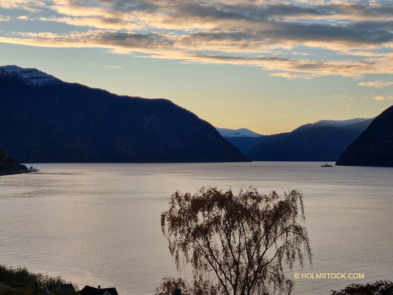 Sognefjord met de veerboot tussen Laerdal en Kaupanger in Noorwegen. Reis met reisbureau Holmstock Travel en maak er een mooie vakantie van in Noorwegen. Via ons boekt u hotels, B&B, bungalowrondreizen, berghutten en luxe appartementen.