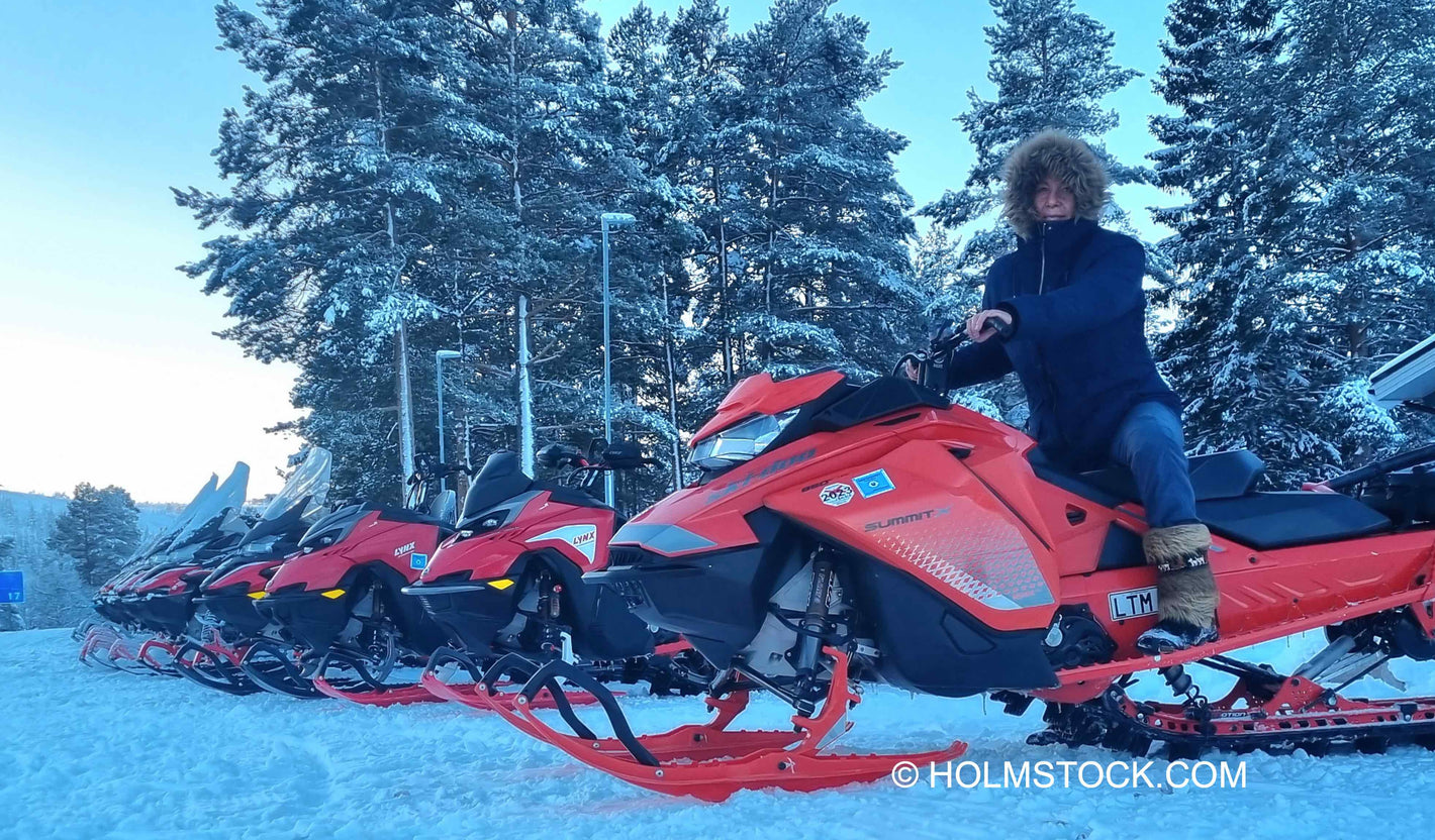 Sneeuwscooter huren tijdens je skivakantie in Zweden of Noorwegen - Boek je winteravontuur bij reisbureau Holmstock Travel.