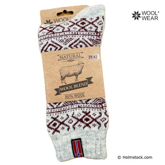 Woolwear of Scandinavie - 80% wollen sok, met noorse vlag, Design 11 in rood en ecru.
Top kwaliteit wollen sokken uit Scandinavie met een traditioneel noors design. De perfect sok voor een winterse vakantie in Lapland.