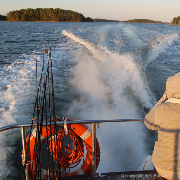 Zeevissen vanaf een visserboot op zee in Zuid Finland. Holmstock Travel biedt u diverse excursiemogeljkheden waarbij u met ervaren locale vissers mee gaat op de boot. Een uniek fijne ervaring op uw zomervakantie in Finland.