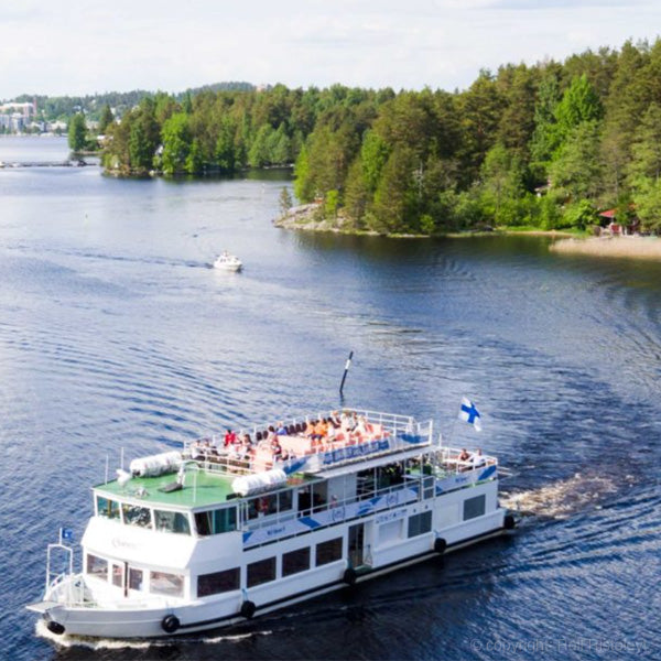 Cruise van Kuopio richting Savonlinnna en bezoek een wijn tasting bij een finse wijnboer. Geniet onderweg van een hapje en een drankje tijdens de boottocht over het meer. Finse meren en speciale excursies. Reis mee met reisbureau Holmstock Travel en boek je reis nu.