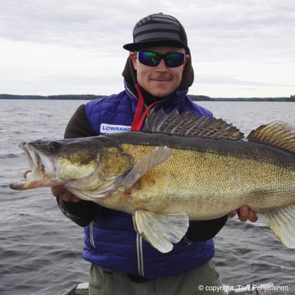 vissen met gids, fishing guide services, met een motorboot en gids gaan vissen in Finland op de finse meren - boek het bij reisbureau Holmstock Travel