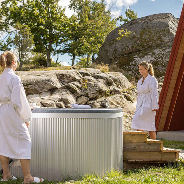 Genieten van een hottub is pure luxe aan de zonnige Skärgården bij Tofta Herrgard in Zweden. Boek een vakantiereis en laat je door Holmstock Travel goed adviseren. Alle reizen op maat betekent dat wij goed rekening houden met uw wensen.