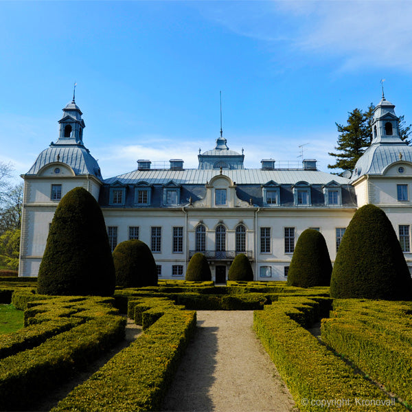 Kronovalls Slott biedt een Castle breakfast, Castle restaurant en de Spannstellet coach house pizzeria.