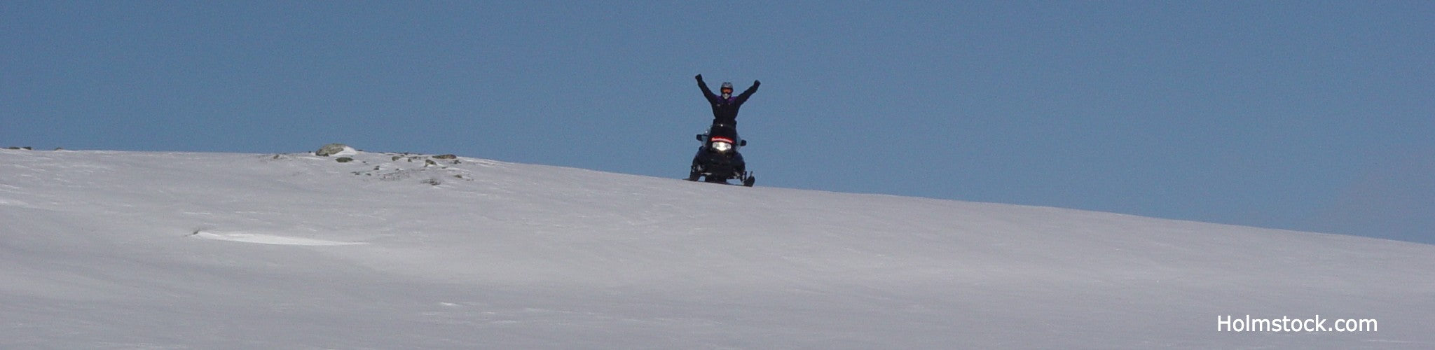 Sneeuwscooter excursie in Lapland boeken bij reisbureau Holmstock Travel. Beleef een bucket list item en geniet van een extra lange rit op de sneeuwscooter. Hier wordt je blij van!