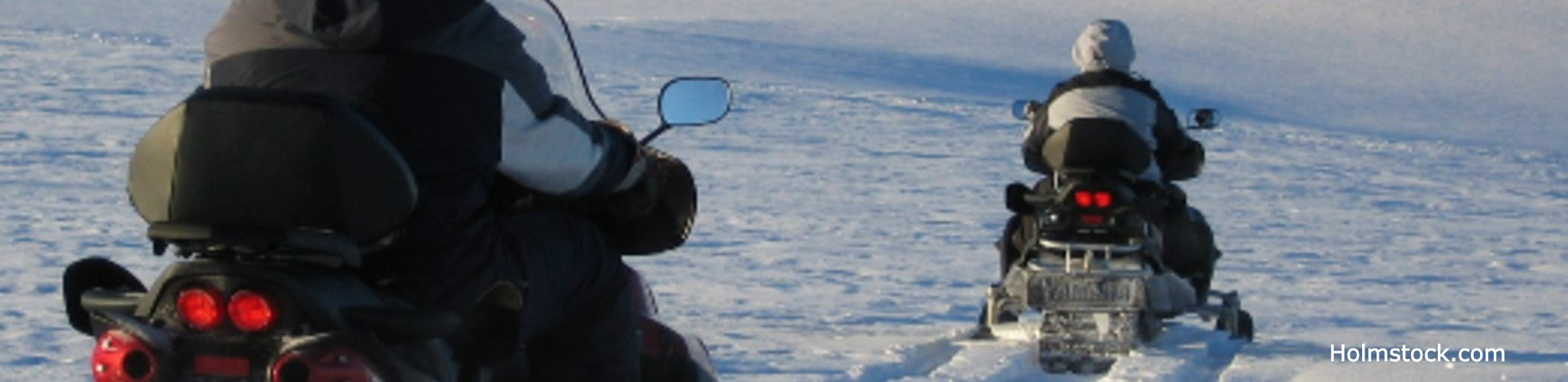 Zelf een sneeuwscooter besturen kan met een geldig rijbewijs. Je kunt zelf rijden en gas geven. Heerlijk over de sneeuw en over de bevroren meren glijden en genieten van de kracht van de sneeuwscooter. Single driver of gebruik als duo met 1 passagier.