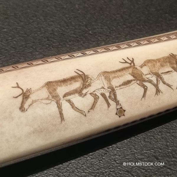 Scrimshaw gravures op de schede van een laps mes. Rendieren zijn vaak een fraai motief in de culturele kunst van de sami. 