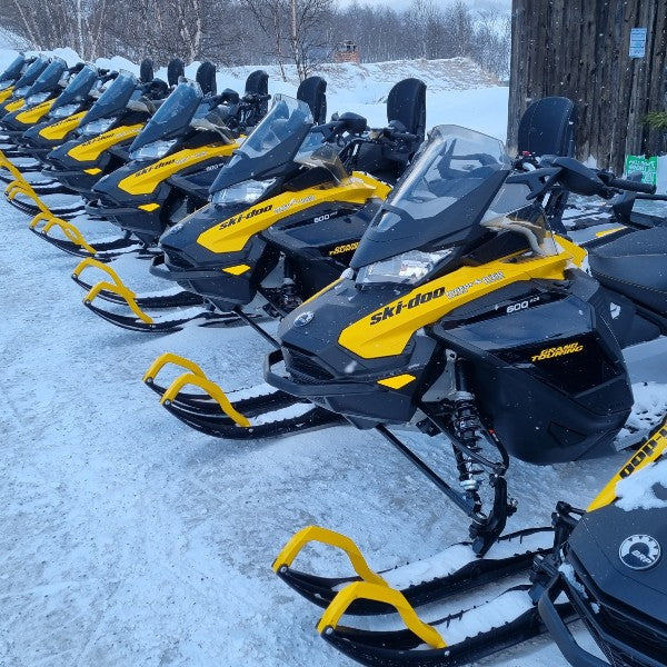 Sneeuwscooter, ski-doo, boeken als excursie vanaf 1 persoon of als duo met twee personen. Ook te boeken voor groepen als groepsreis of groeps-excursie.