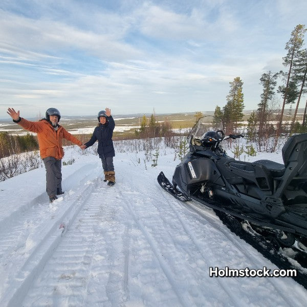 Sneeuwscooter safari Lapland, Finland en Zweden. Een scneeuwscooter safari boeken doe je bij Holmstock Travel. Beleef de arctische winter op vakantie en ervaar de kracht van deze machines.