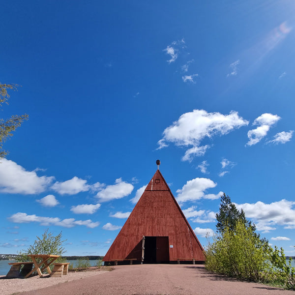 Åland met als hoofdstad Mariehamn is een fraaie vakantie locatie. Gelegen tussen Zweden en Finland, zeg maar tussen Stockholm en Turku en bereikbaar met een fraaie ferry verbinding is Åland een destination de we voor zowel groepsreizen als ook voor self-drive reizen vanaf 2 personen aanbieden inclusief hotel en of B&B overnachtingen. Åland is heerlijk in de zomer.
